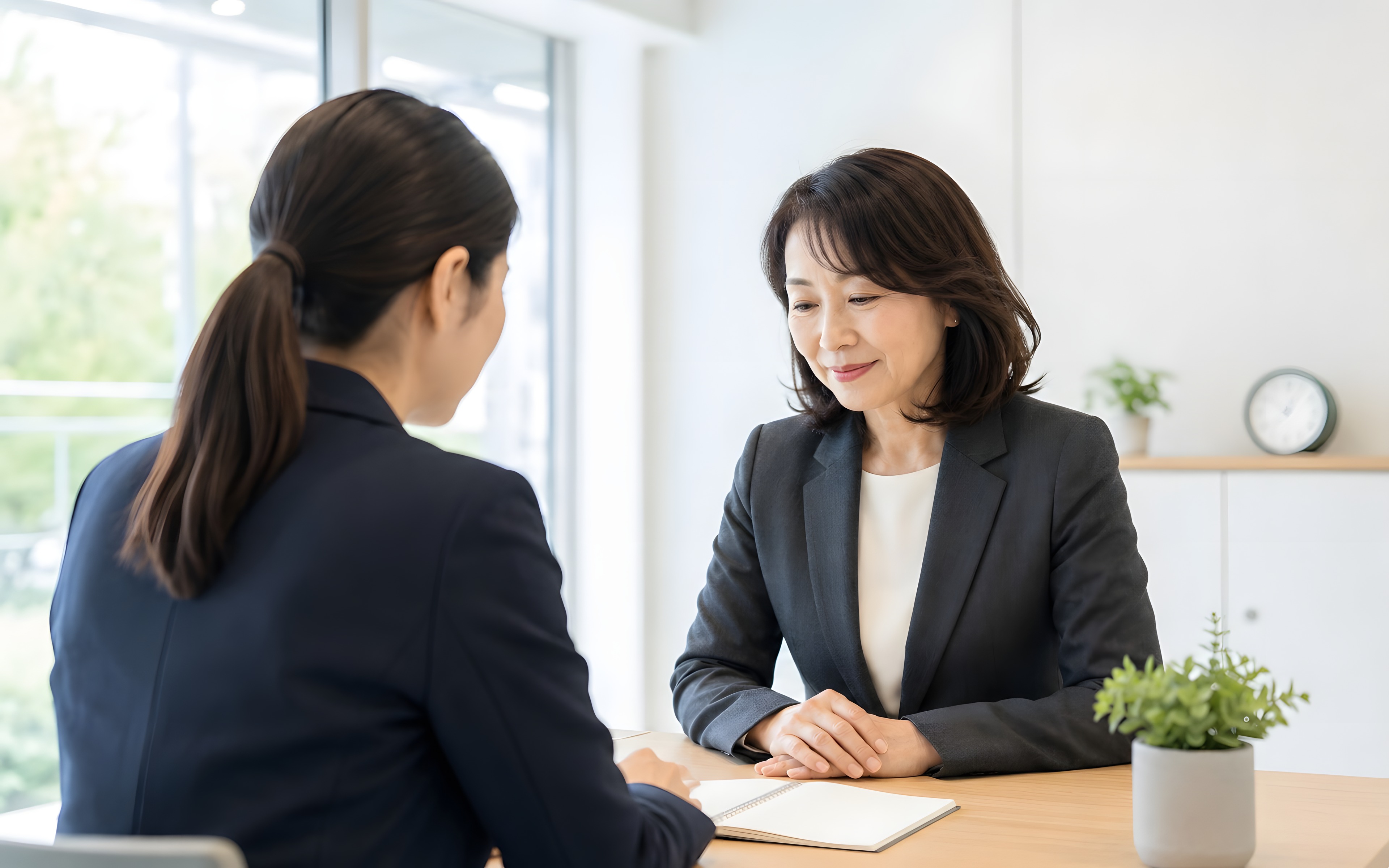 書類⁠を確認している様子